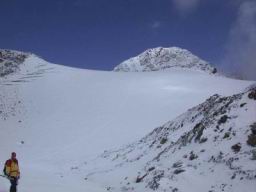 DSCN3603.jpg: Aufstiegsspur am Ramolferner, nördl. Ramolkogel (3427m)