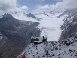 DSCN3606.jpg: Ramolhaus (3005m), Schwrzenkamm, Gurgler Ferner, hinten: Mitterkamm, Annakogel und im Nebel: Hohe Wilde